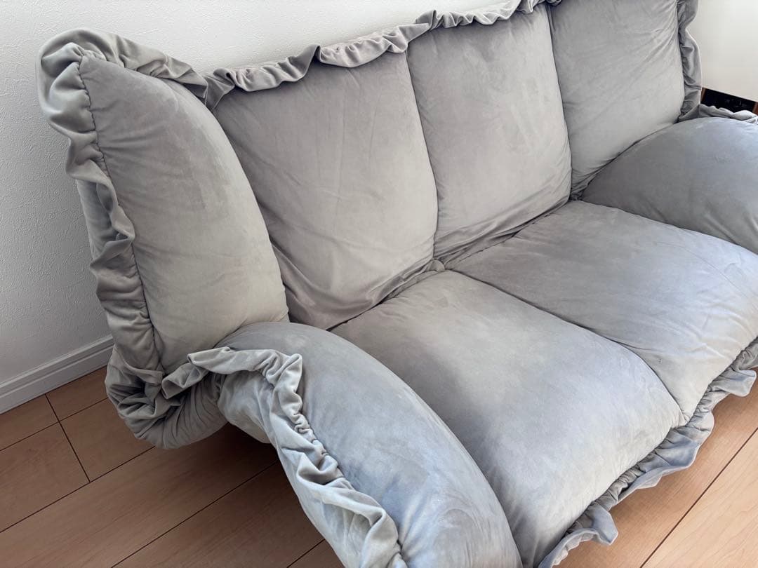 引き取り限定　フランフラン　フリル付きグレー2人掛けソファ