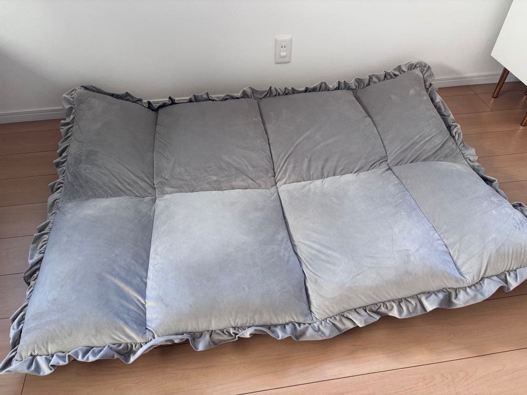 引き取り限定　フランフラン　フリル付きグレー2人掛けソファ