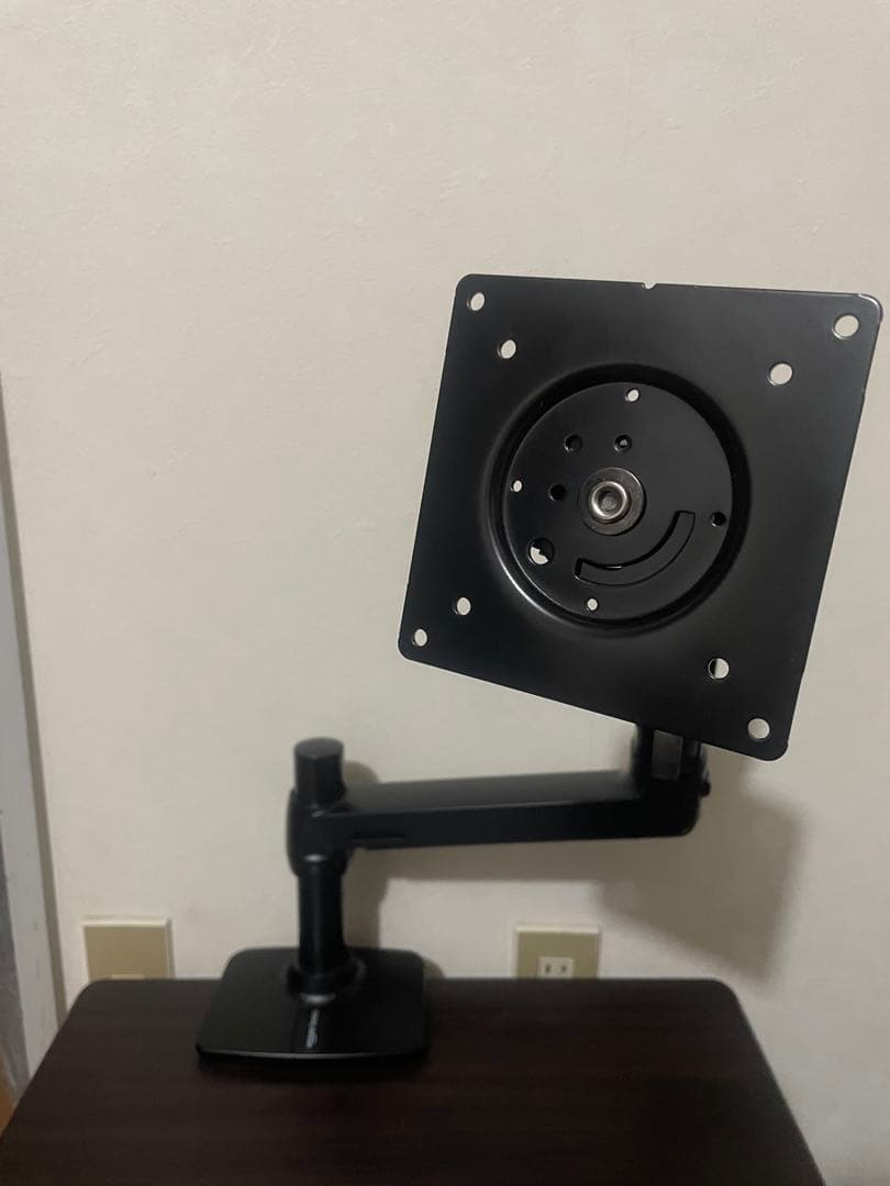 Amazonベーシック モニターアーム（エルゴトロンLX OEM品）です。