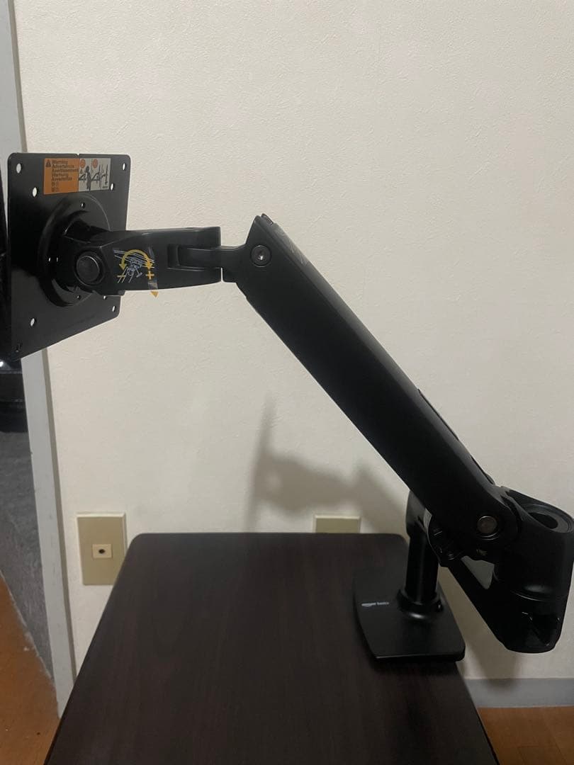 Amazonベーシック モニターアーム（エルゴトロンLX OEM品）です。