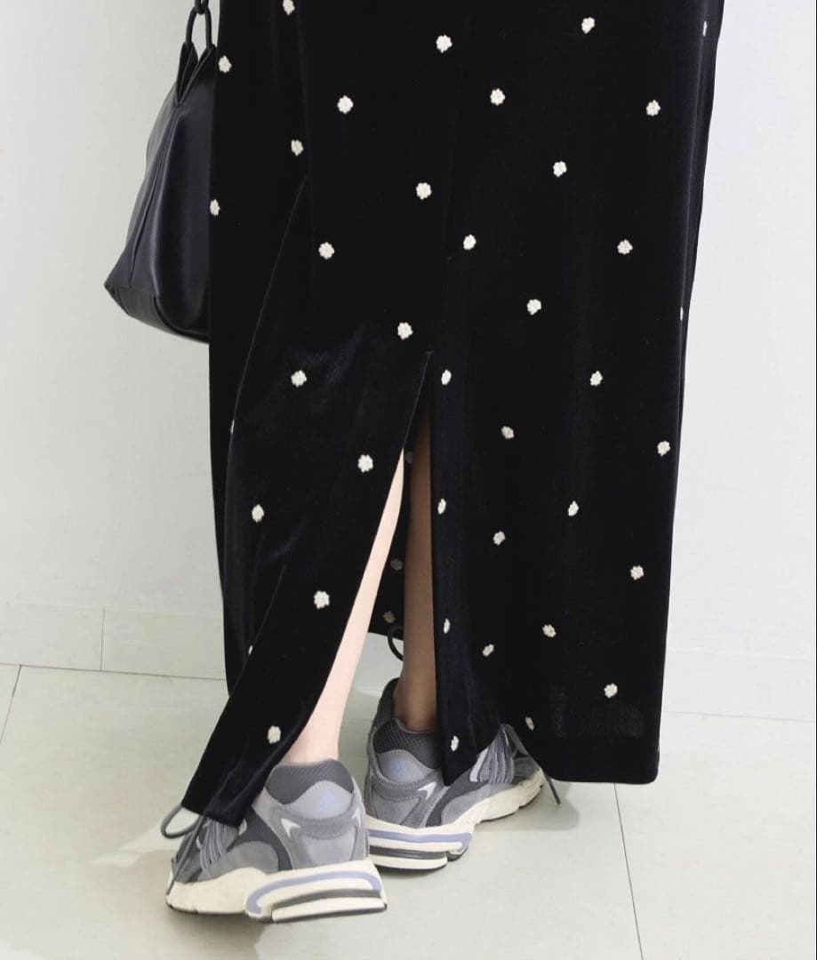 【新品・タグ付】ベロアフラワー刺繍ワンピース　ベーセーストック　ブラック