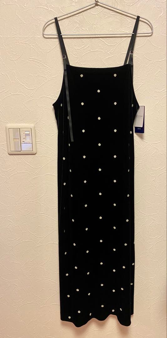 【新品・タグ付】ベロアフラワー刺繍ワンピース　ベーセーストック　ブラック