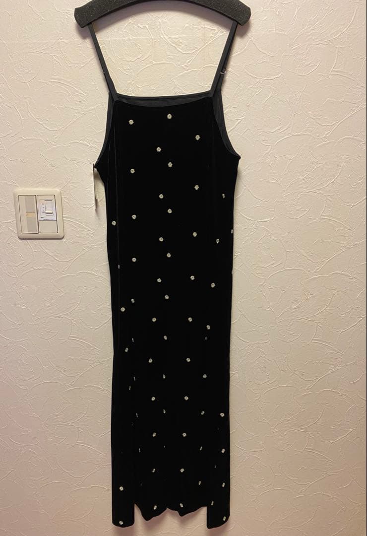 【新品・タグ付】ベロアフラワー刺繍ワンピース　ベーセーストック　ブラック