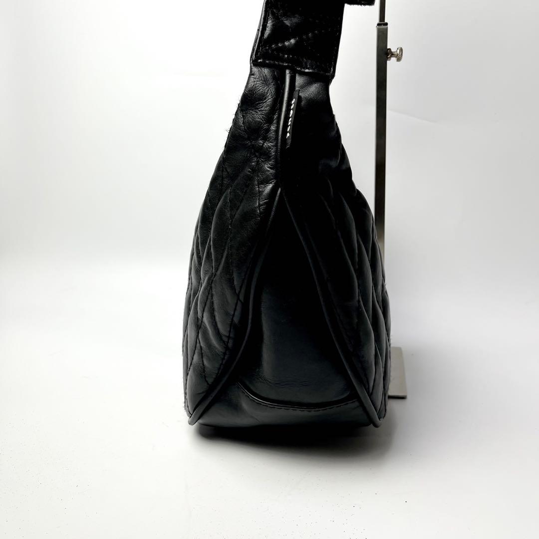 極美品✨ショット ショルダーバッグ パテッドバナナバッグ キルティング ブラック