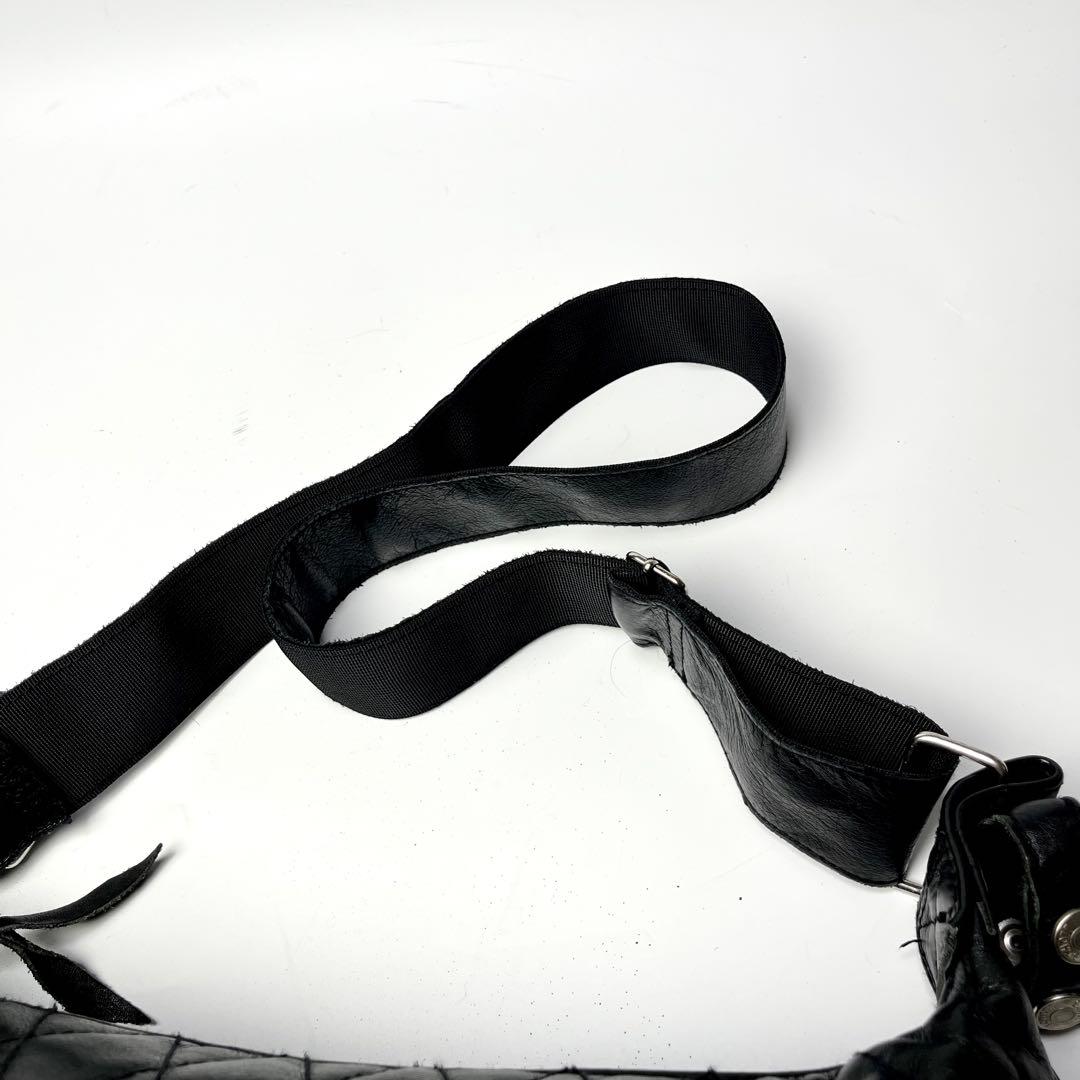 極美品✨ショット ショルダーバッグ パテッドバナナバッグ キルティング ブラック