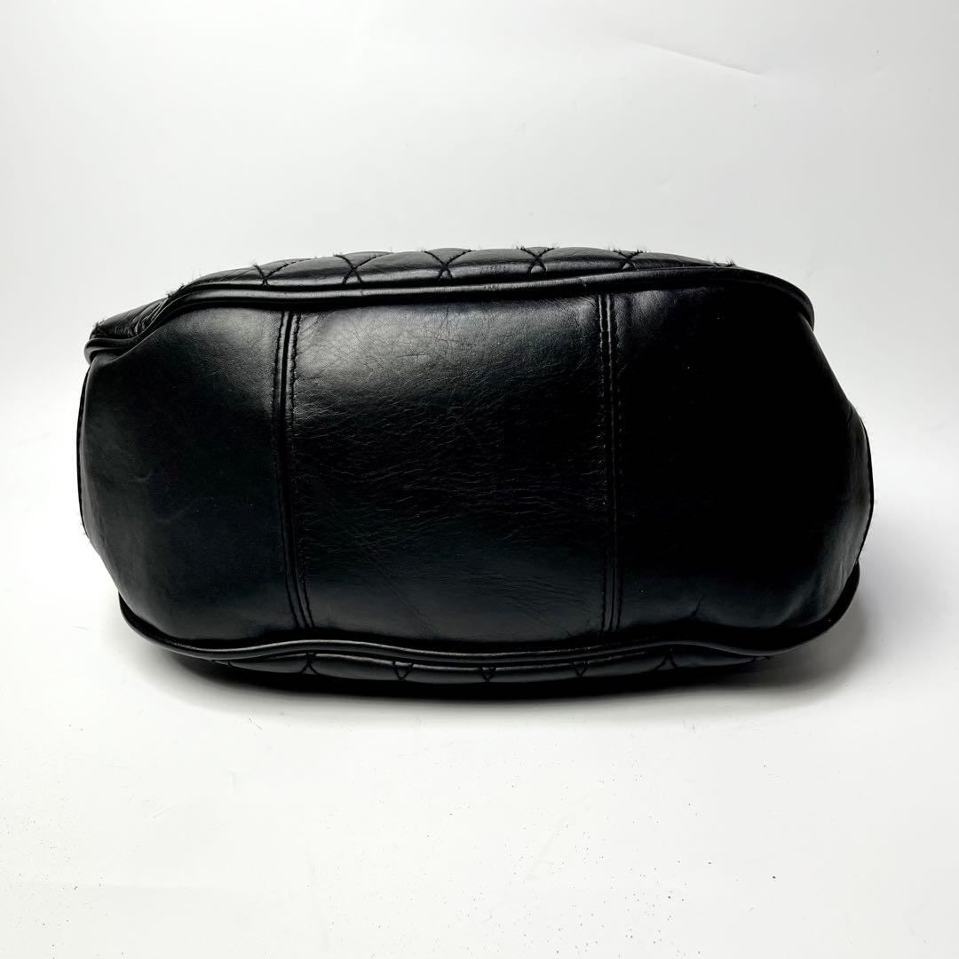 極美品✨ショット ショルダーバッグ パテッドバナナバッグ キルティング ブラック