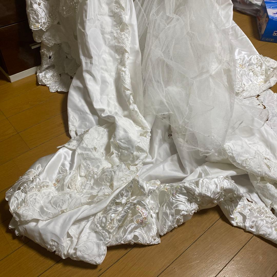 ホワイト刺繍ウェディングドレス