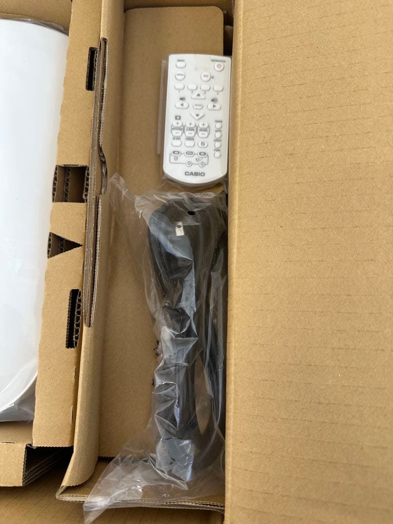 未使用品　CASIO 超短焦点プロジェクター XJ-UT351W カシオ