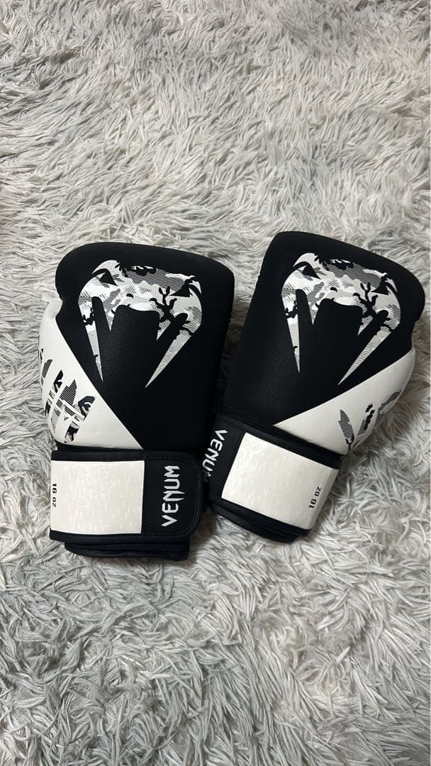 Venum ボクシンググローブ 黒/白　16oz