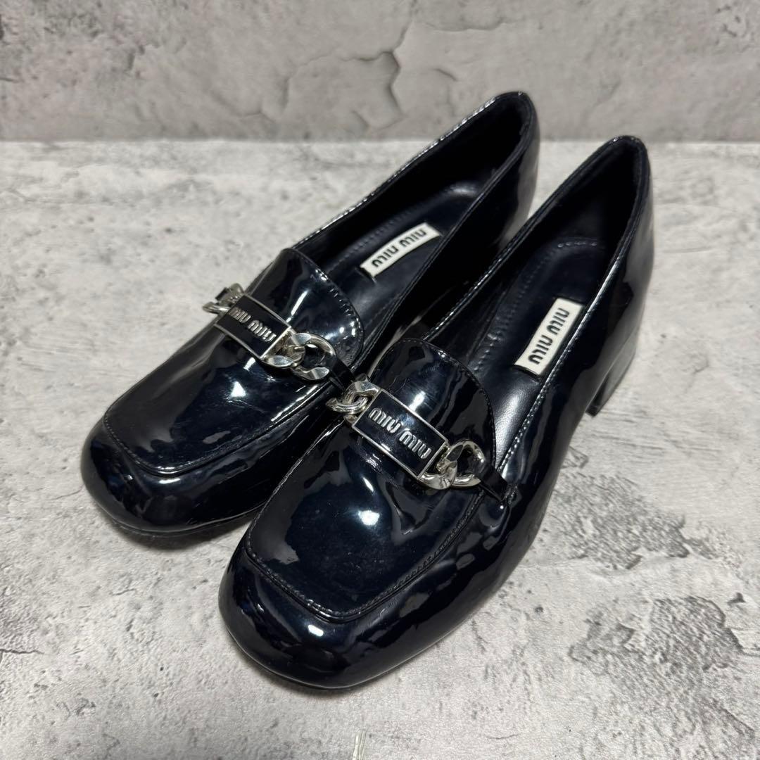 美品✨️ミュウミュウ ローファー パンプス チェーン エナメル ロゴプレート 黒