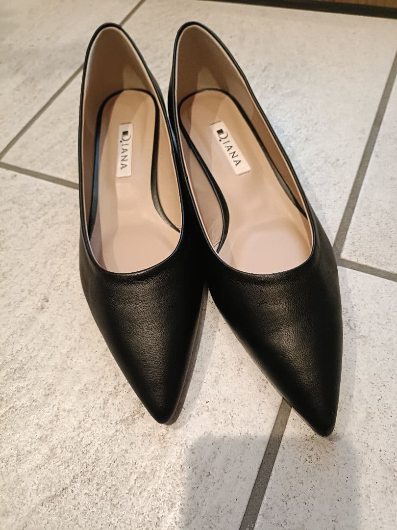 DIANA ブラック ポインテッドトゥ フラットシューズ