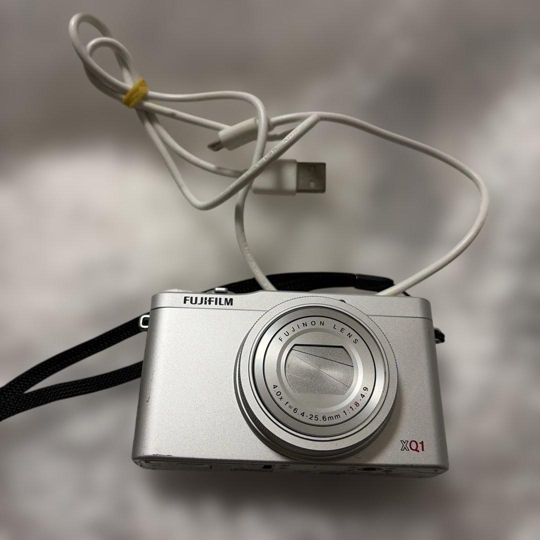 【セール！】Fujifilm XQ1 シルバー コンパクトデジタルカメラ