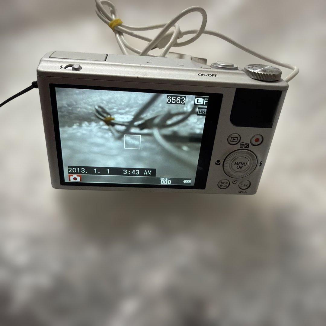【セール！】Fujifilm XQ1 シルバー コンパクトデジタルカメラ
