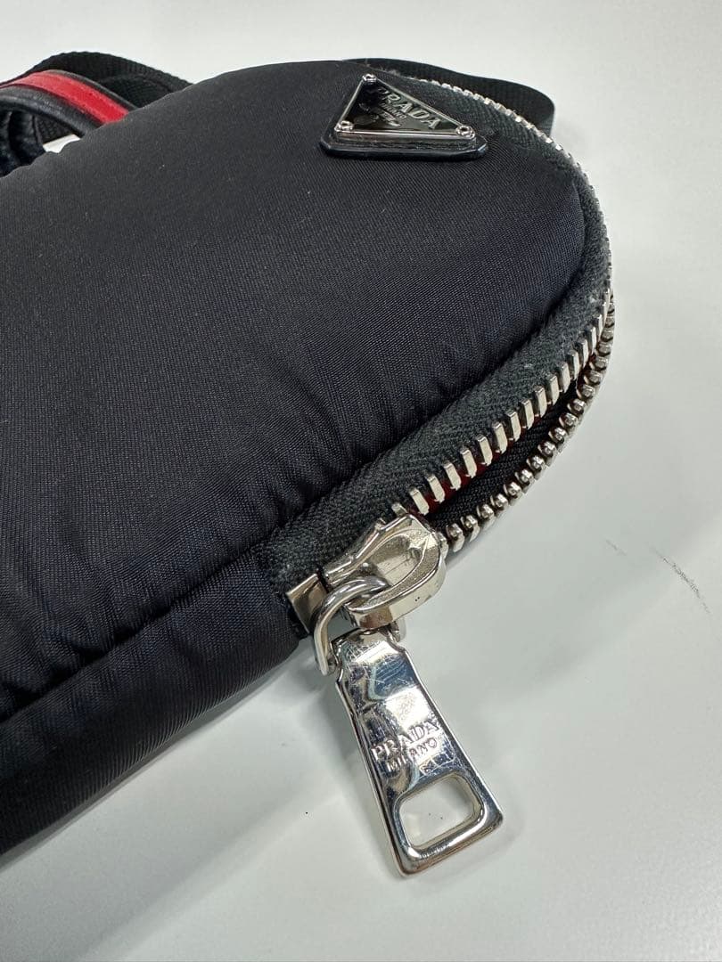PRADA ナイロンショルダーバッグ ブラック/レッド