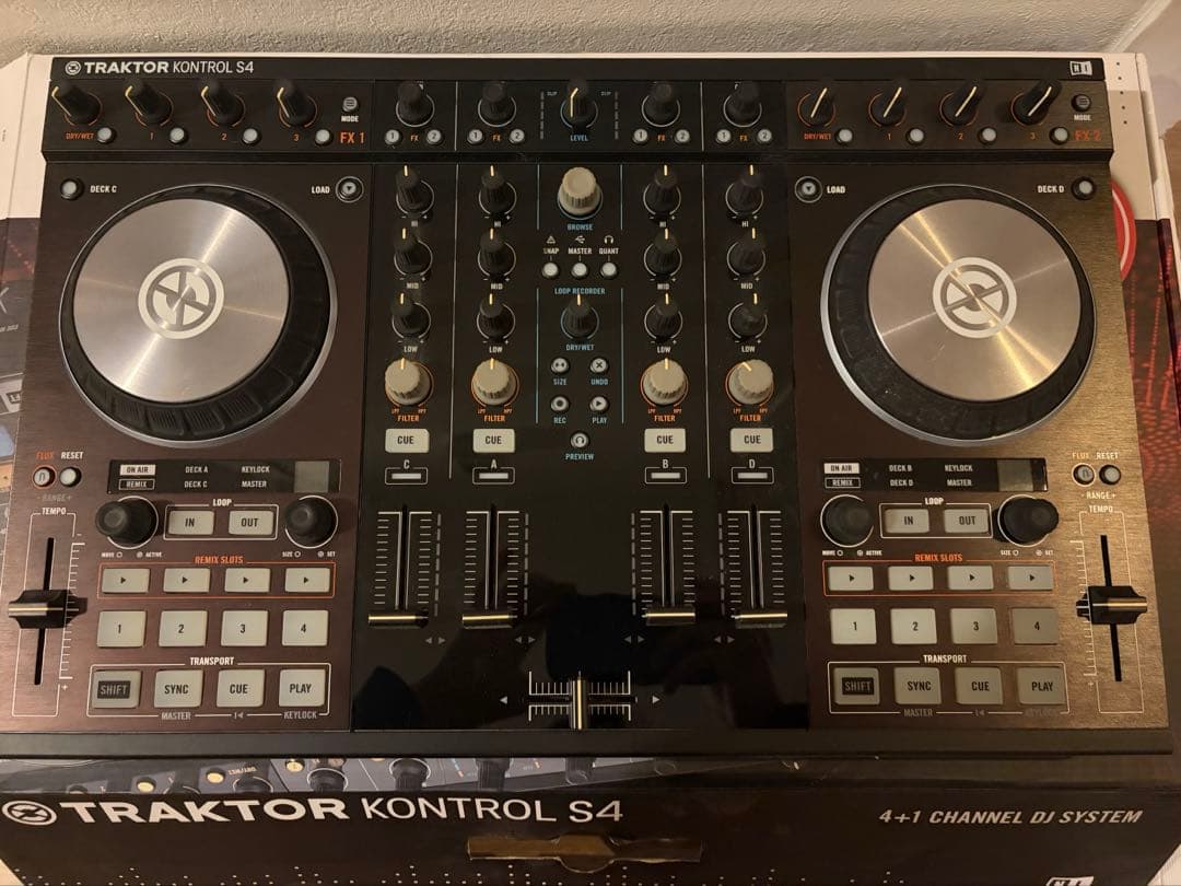 TRAKTOR KONTROL S4 4+1チャンネルDJコントローラー