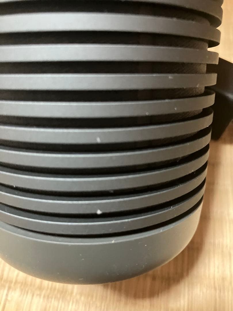 BANG & OLUFSEN ワイヤレススピーカー　充電器はおまけとして