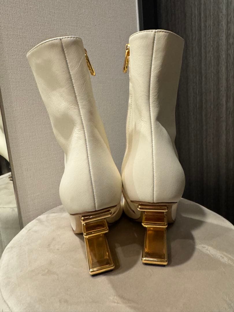 Sora専用ホワイトレザー ブーツ ゴールドヒール　桐谷美玲さん着用