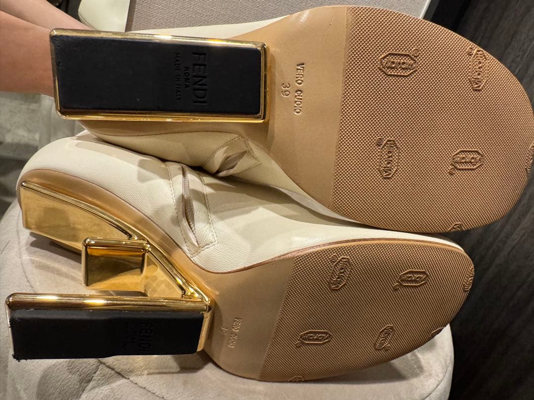 Sora専用ホワイトレザー ブーツ ゴールドヒール　桐谷美玲さん着用