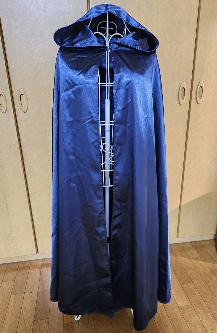フード付き紺色サテンマント　半円