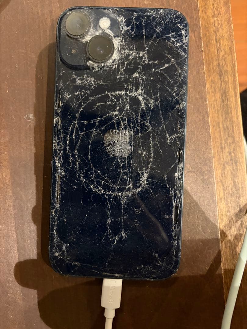 iPhone 14ブラック 背面ひび割れ