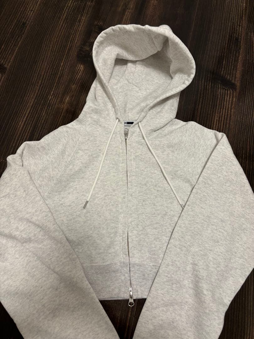 ＜H＞ドライタッチスウェットジップパーカー クロップド フード付き