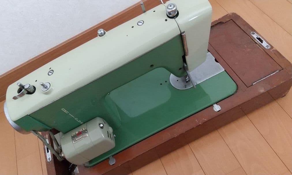 【希少】オシャレ アンティークミシン 木箱付き リッカーミシン 鍵付き