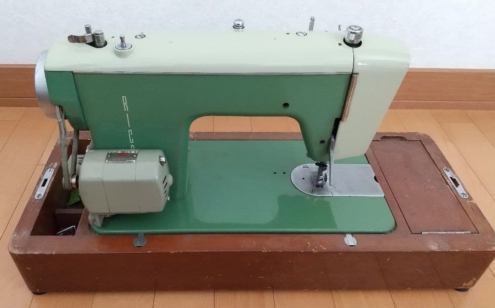 【希少】オシャレ アンティークミシン 木箱付き リッカーミシン 鍵付き