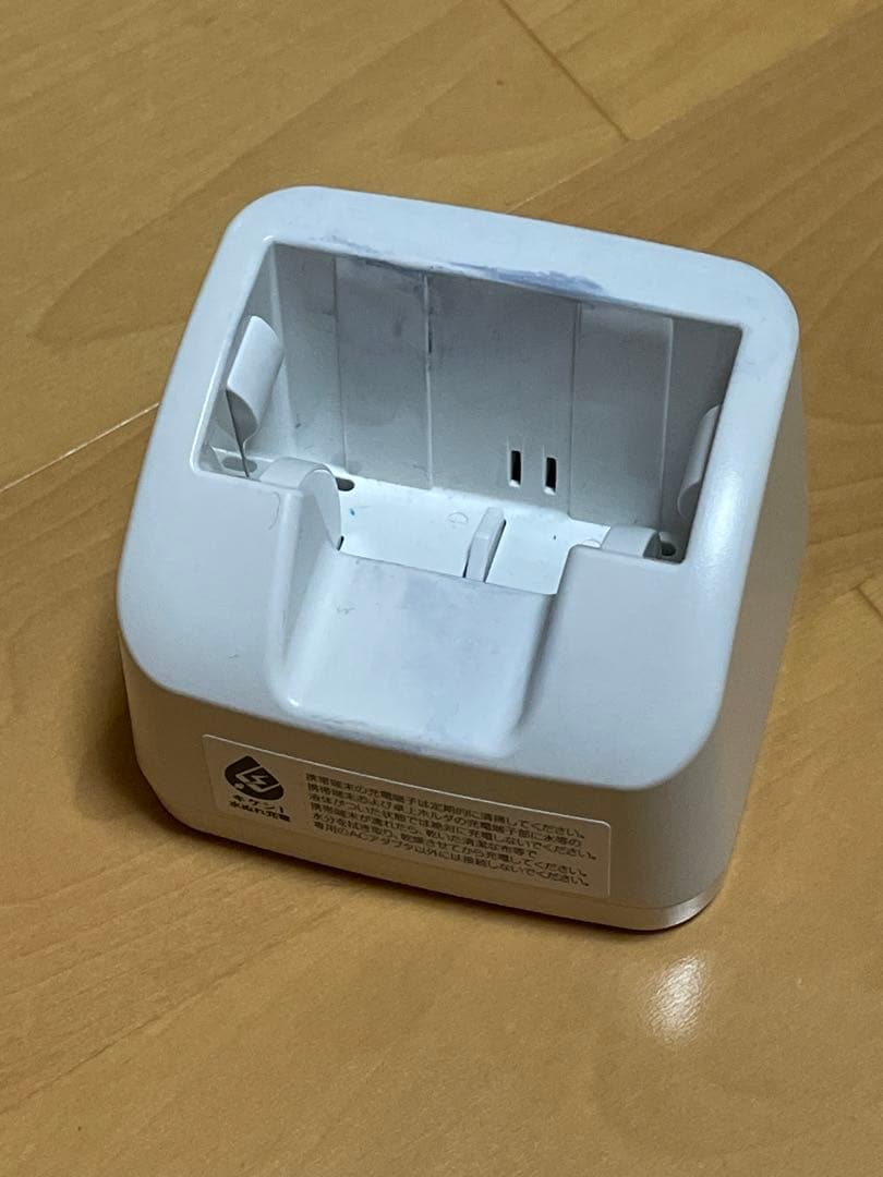 NTT docomo F-41C シルバー 本体と卓上ホルダー