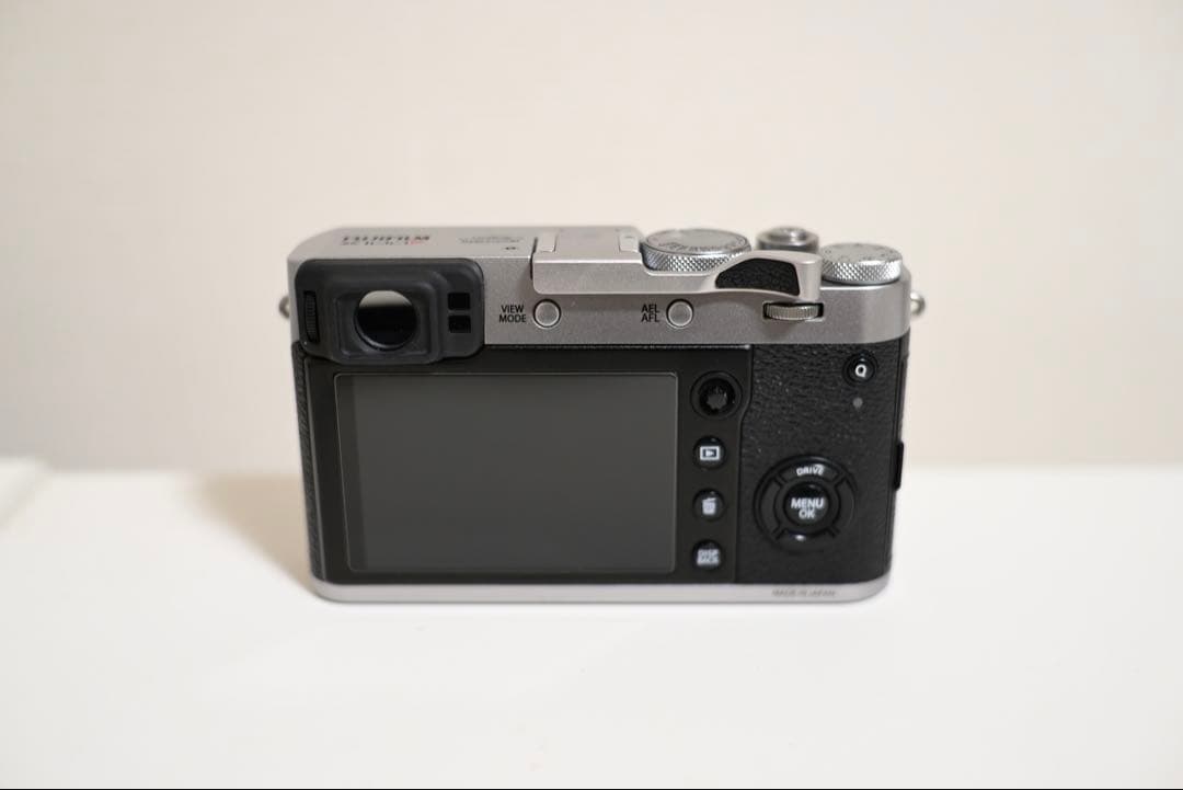 富士フイルム　FUJIFILM X100F シルバー　ボディ (訳あり)