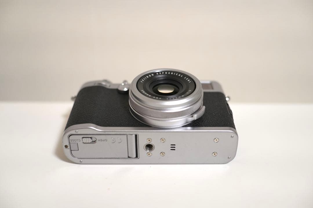 富士フイルム　FUJIFILM X100F シルバー　ボディ (訳あり)