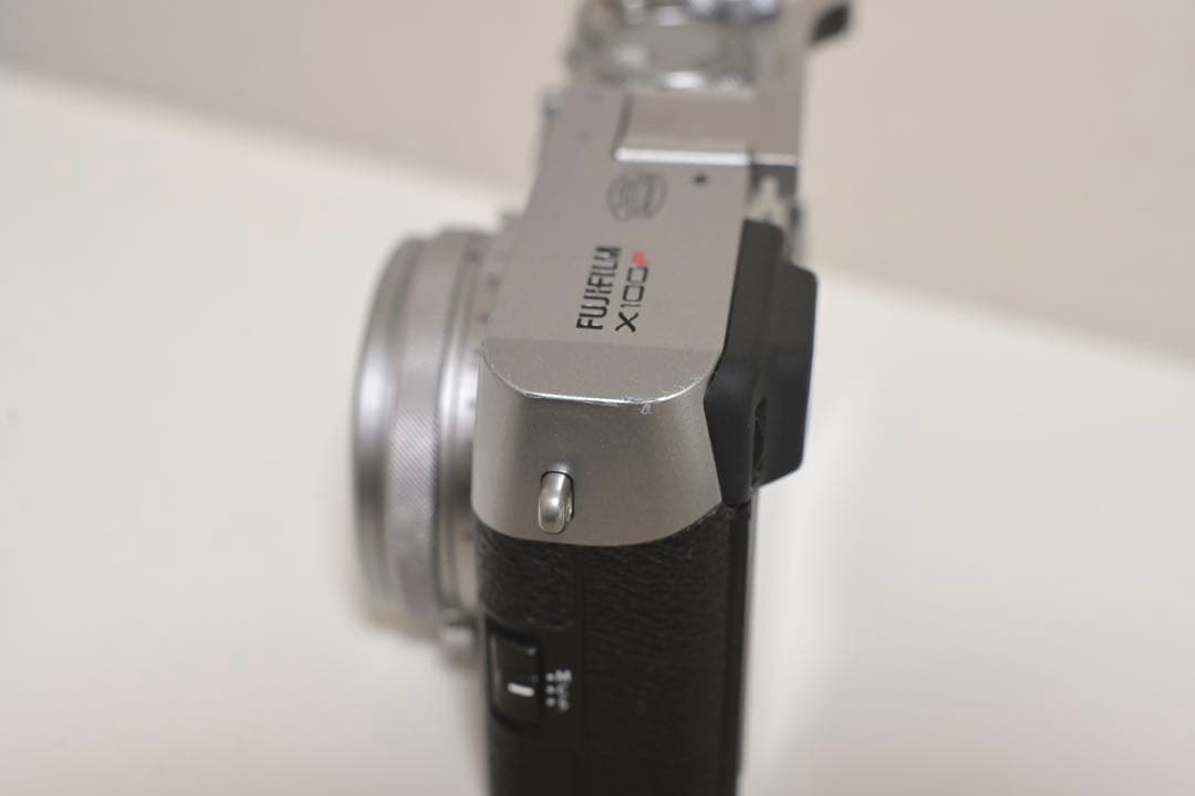 富士フイルム　FUJIFILM X100F シルバー　ボディ (訳あり)