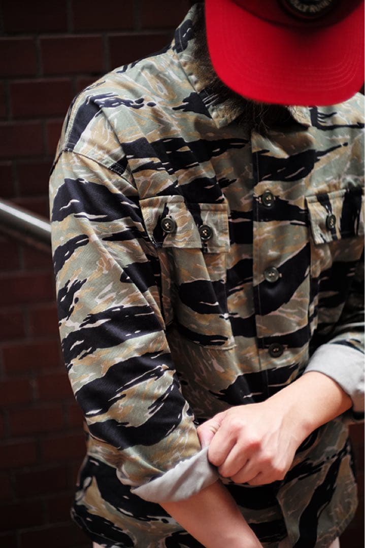 ジャケット・アウター TIGER CAMOUFLAGE SHIRT / TADPOLE