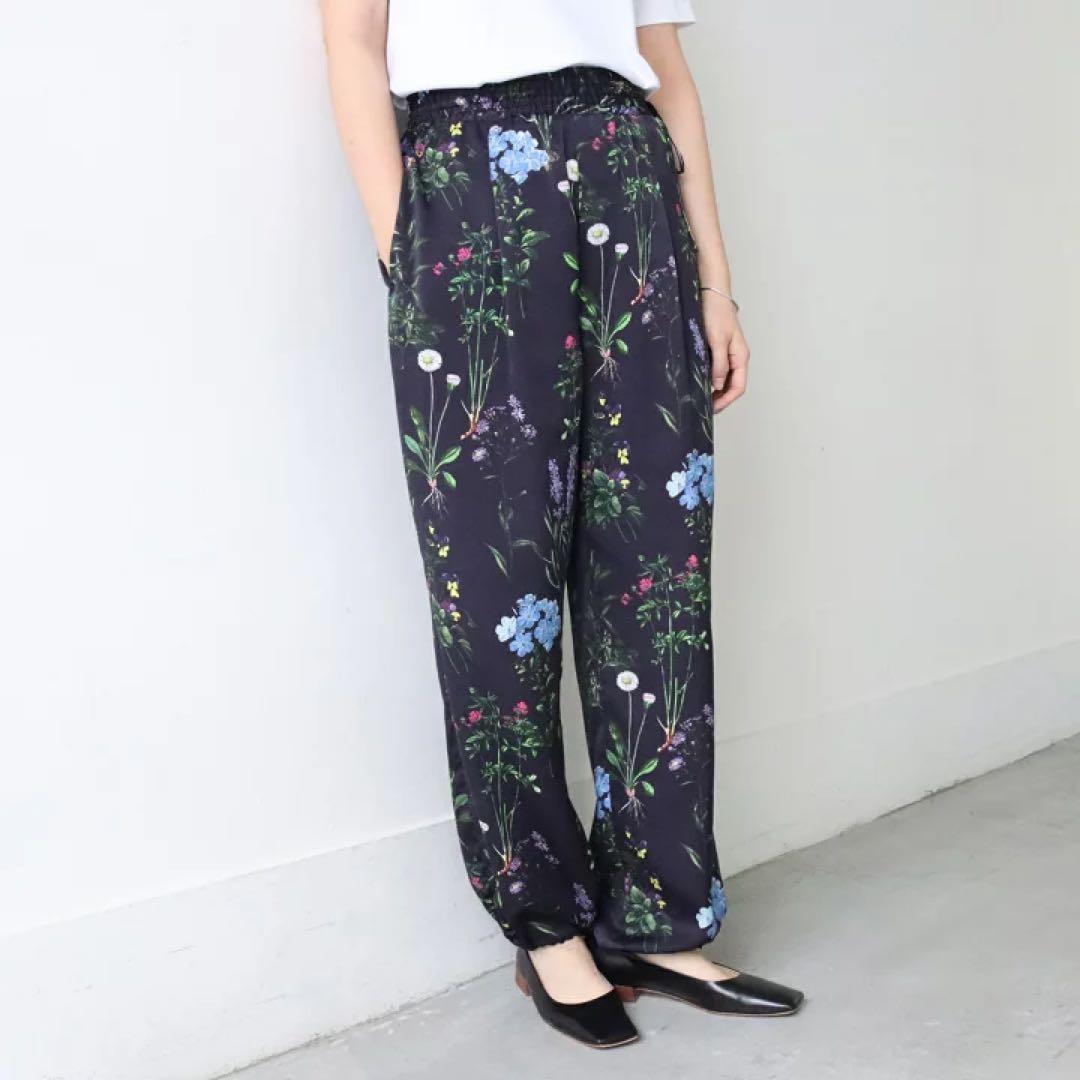 早割9/16まで【試着のみ】TICCA フラワープリントパンツ ネイビー 日本製