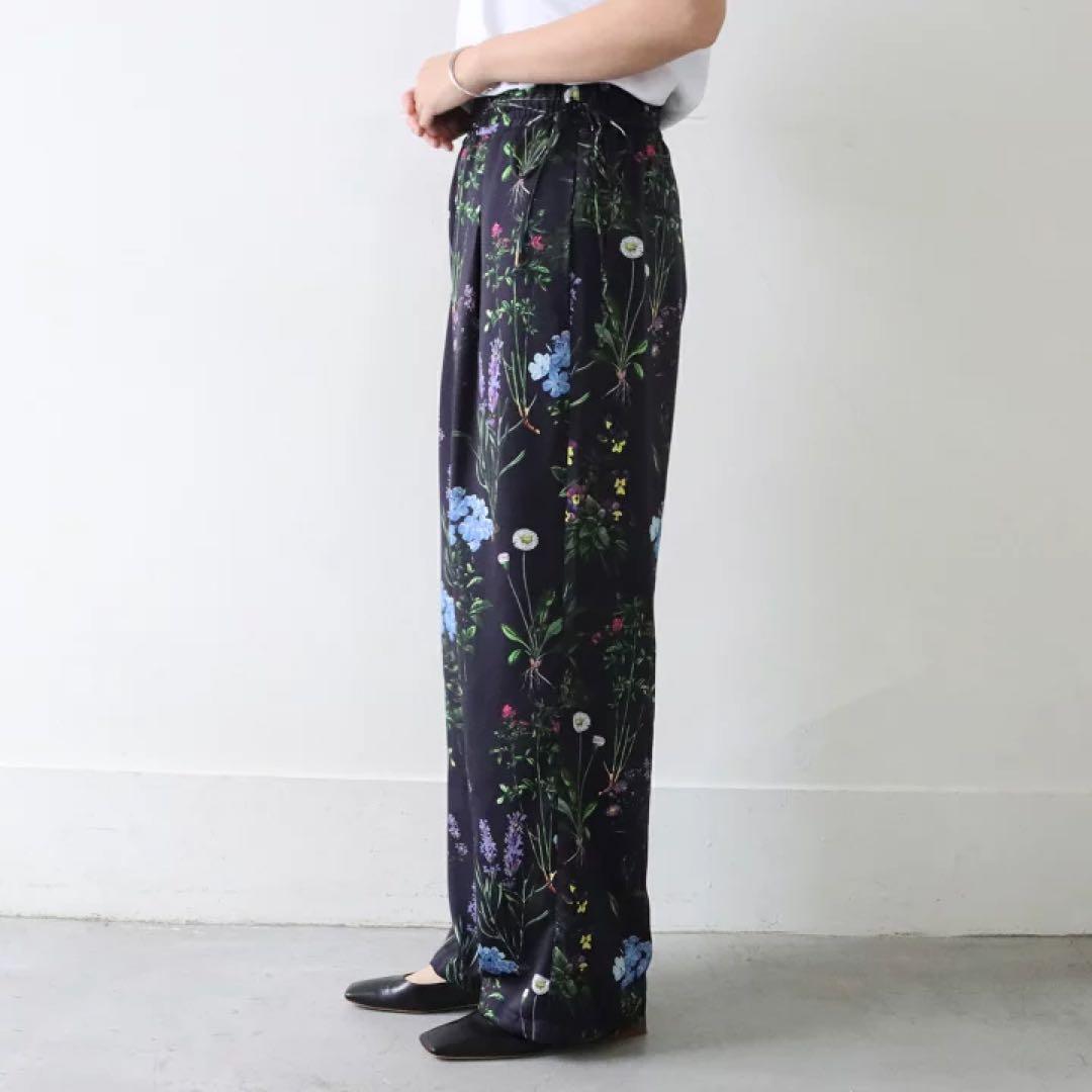 早割9/16まで【試着のみ】TICCA フラワープリントパンツ ネイビー 日本製