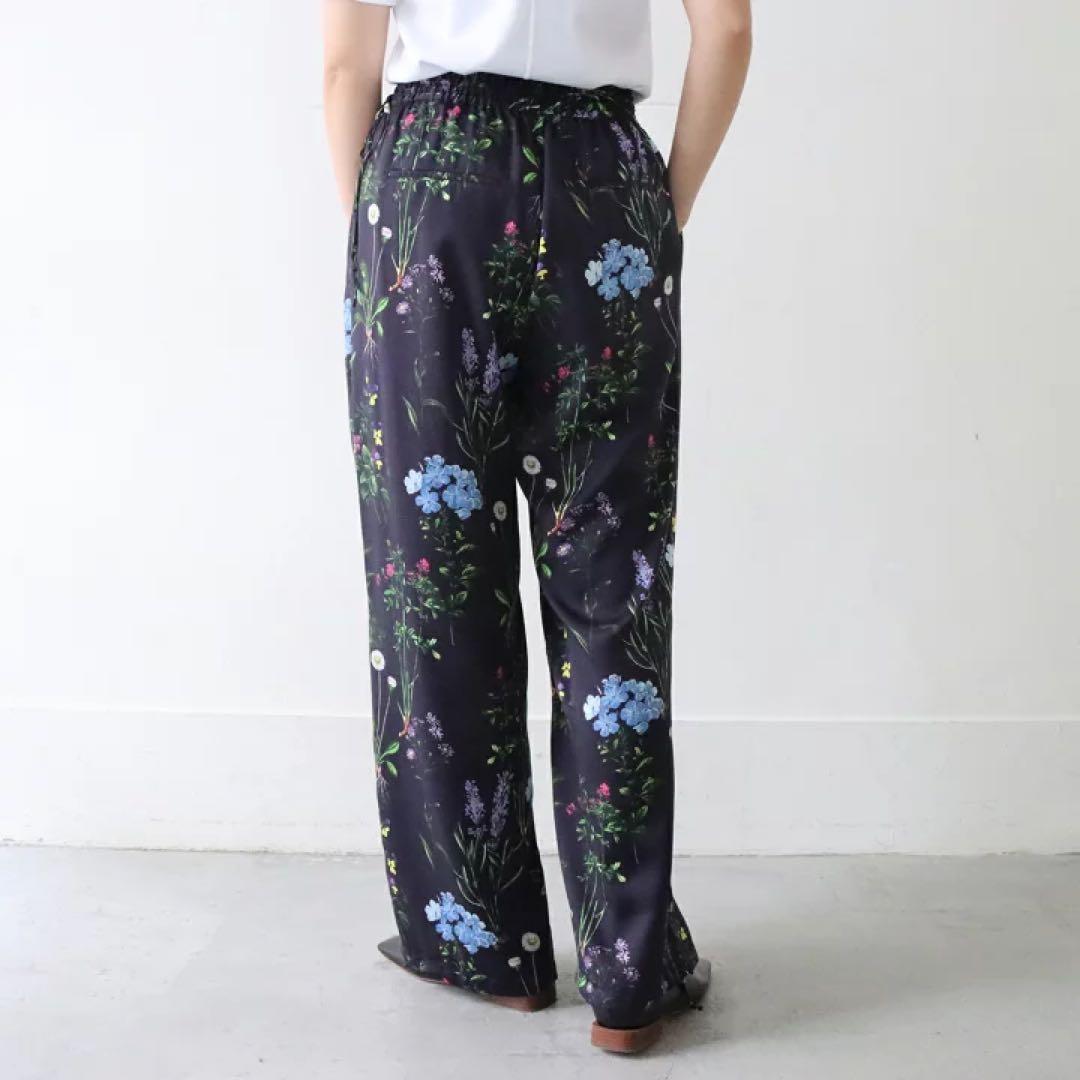 早割9/16まで【試着のみ】TICCA フラワープリントパンツ ネイビー 日本製