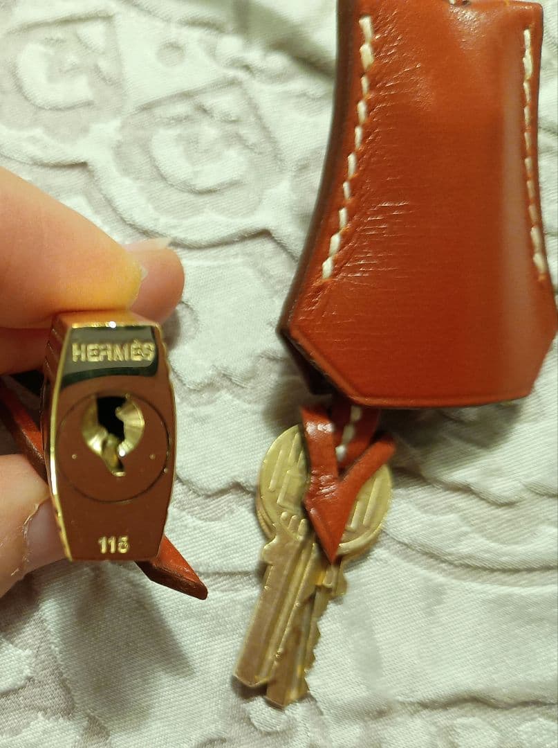エルメス ケリーバッグ バーガンディ色の付属品 カデナ、クロシェット、鍵