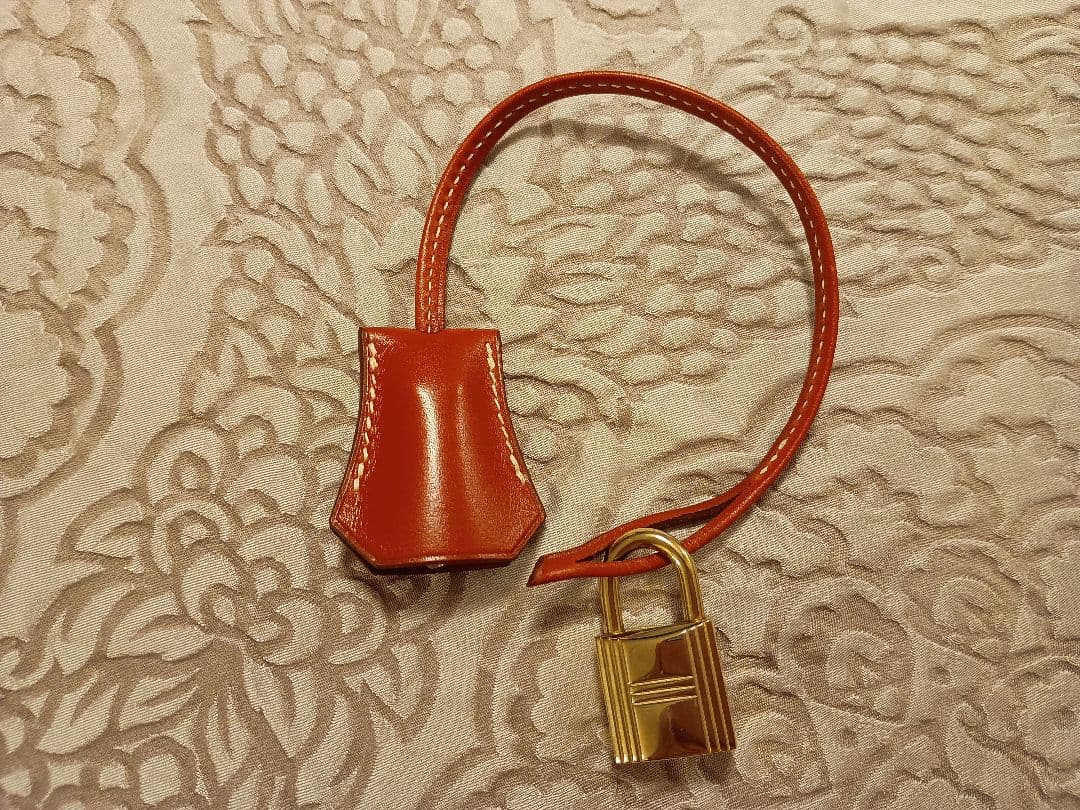 エルメス ケリーバッグ バーガンディ色の付属品 カデナ、クロシェット、鍵
