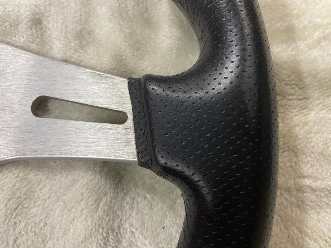 MOMO TREK 35パイ レッド ステアリング