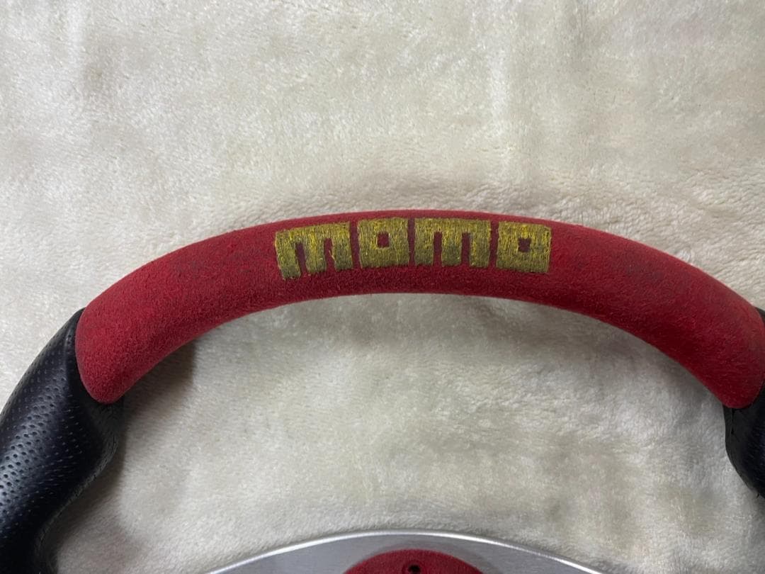 MOMO TREK 35パイ レッド ステアリング