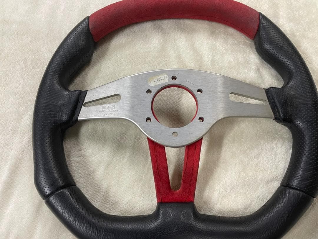 MOMO TREK 35パイ レッド ステアリング