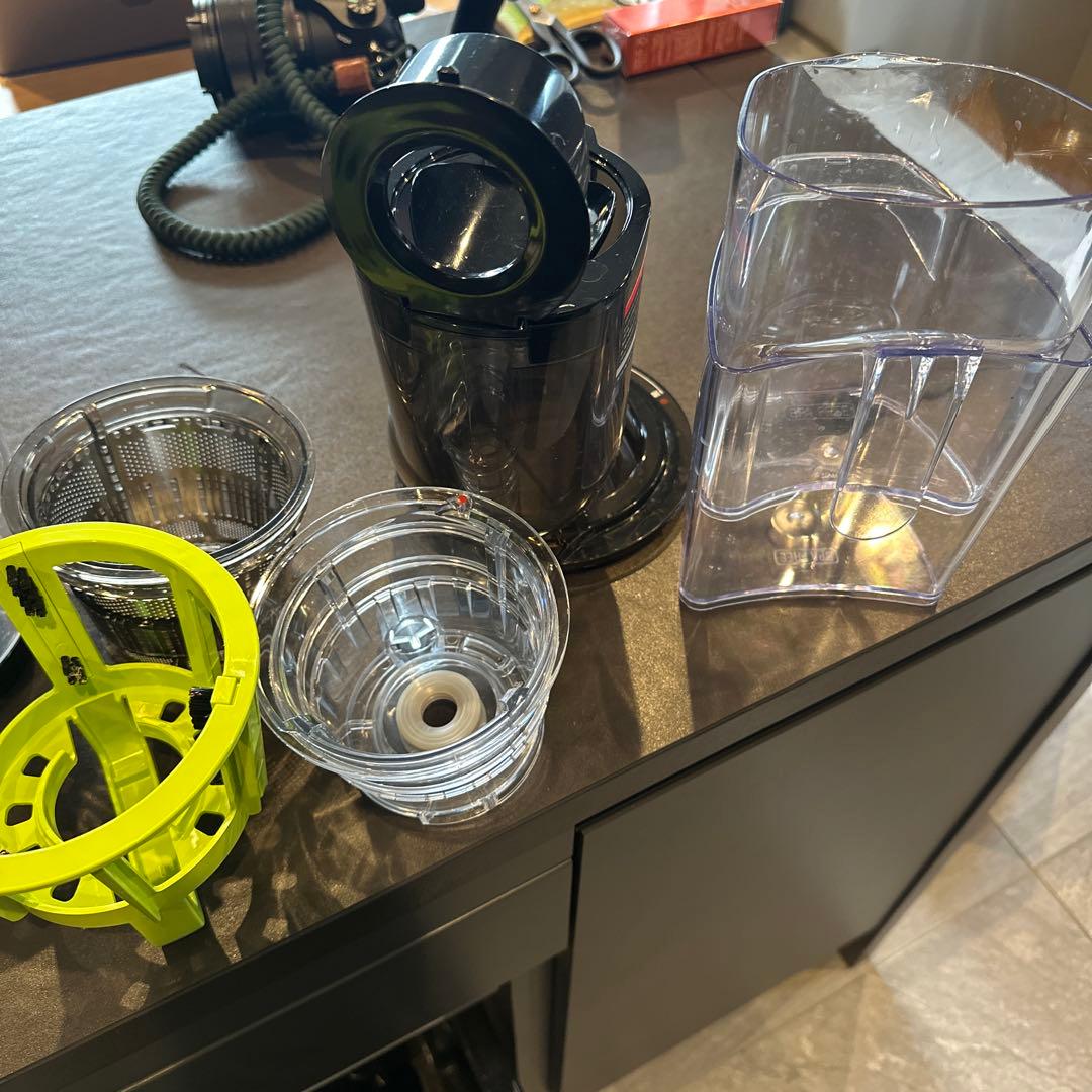 クビンス　ホールスロージューサー EVO-820　BLACK