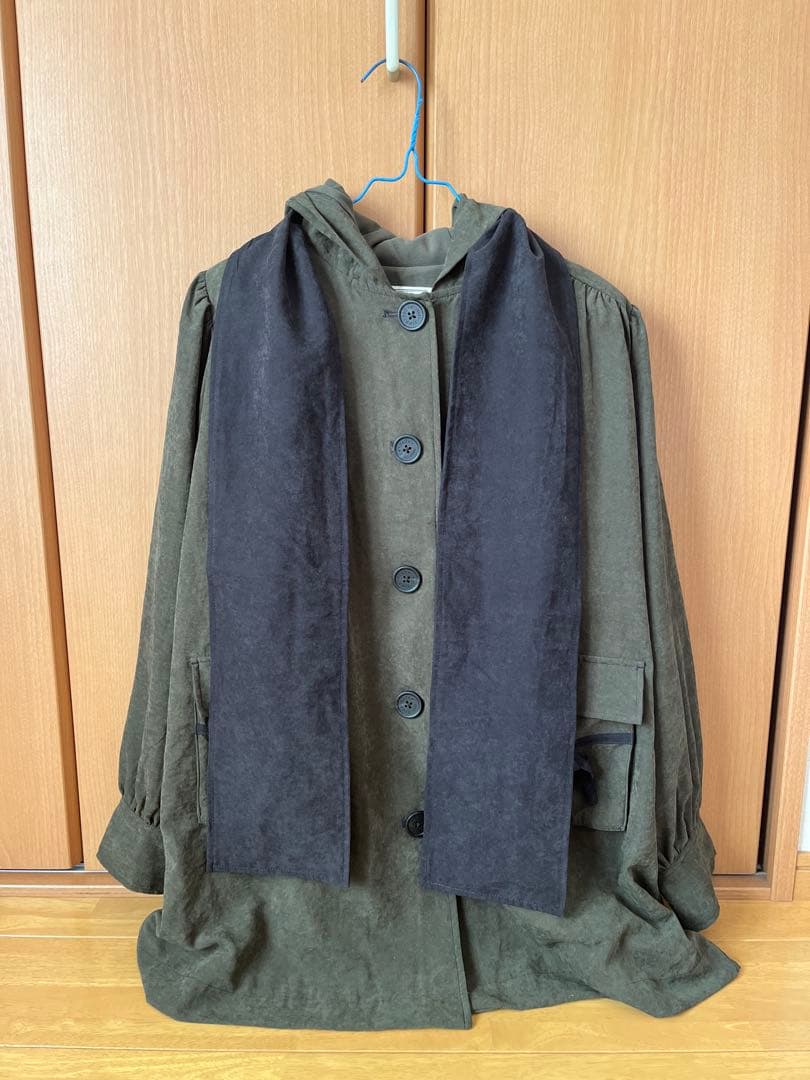 TINA：JOJUN ストール付き フーディコート カーキ