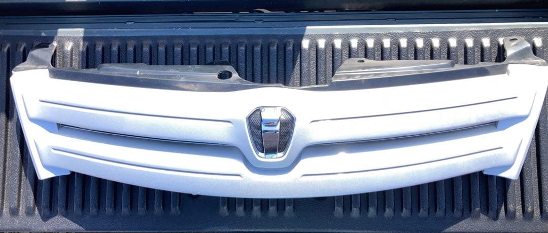 トヨタ　イスト　純正フロントグリル　美品