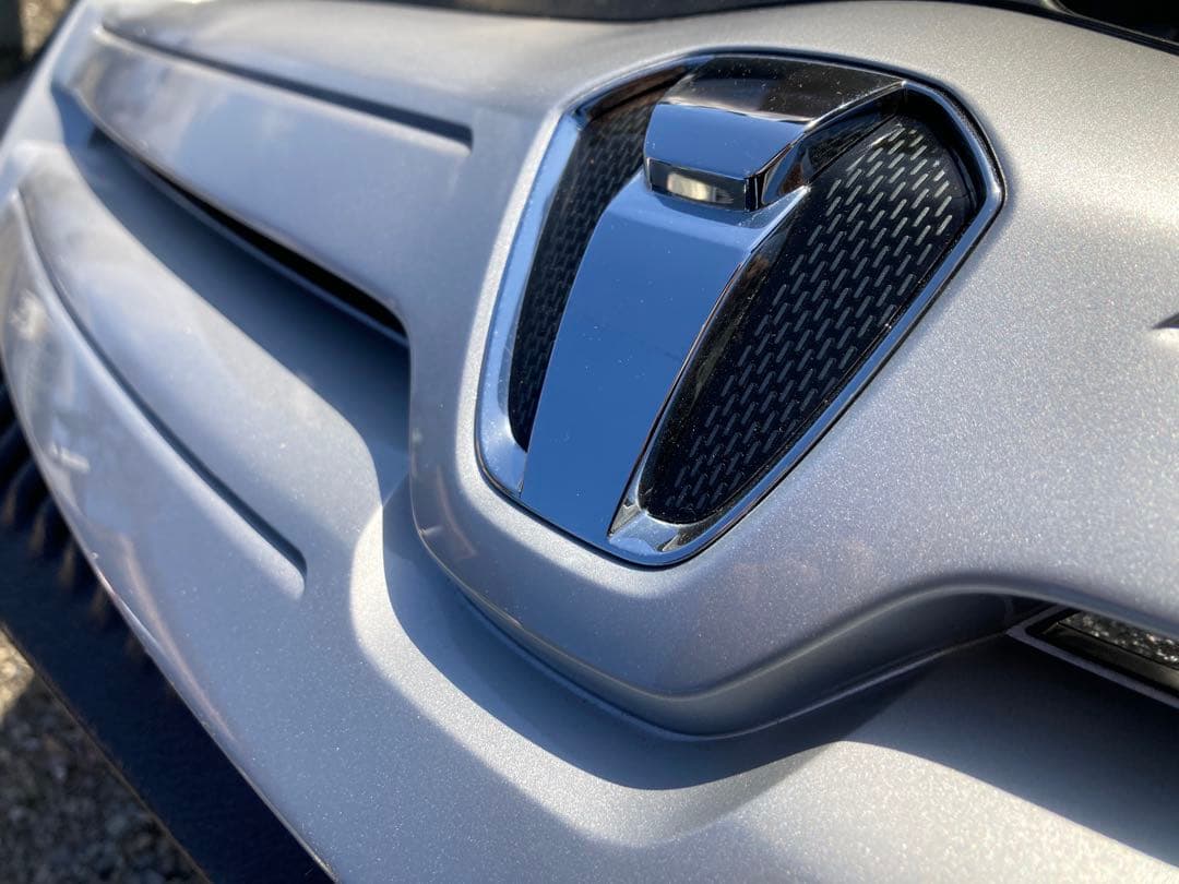 トヨタ　イスト　純正フロントグリル　美品