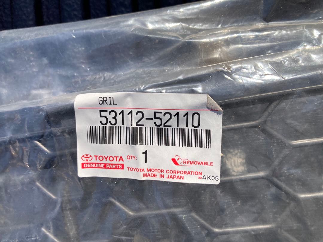 トヨタ　イスト　純正フロントグリル　美品