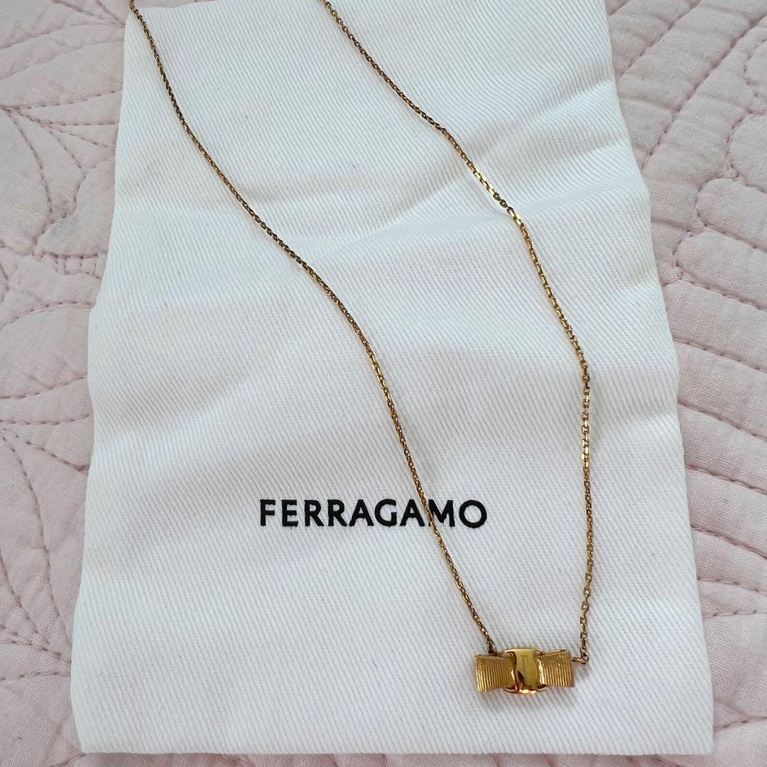 ミーナ　FERRAGAMO ゴールド リボンネックレス