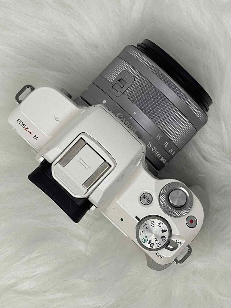 Canon EOS Kiss M ホワイト ダブルズームキット中古