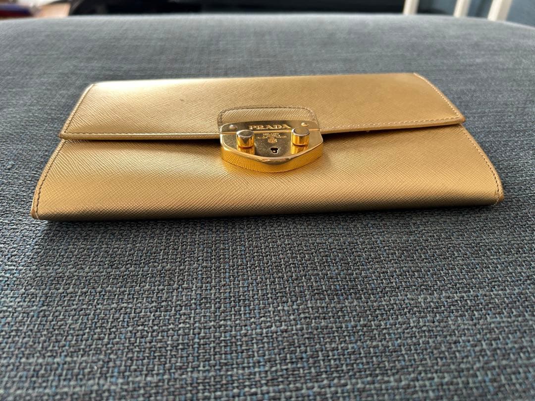 PRADA ゴールド クラッチバッグ