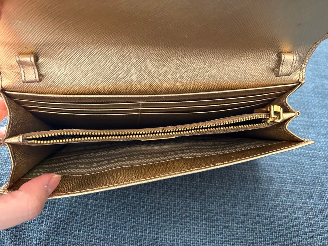 PRADA ゴールド クラッチバッグ