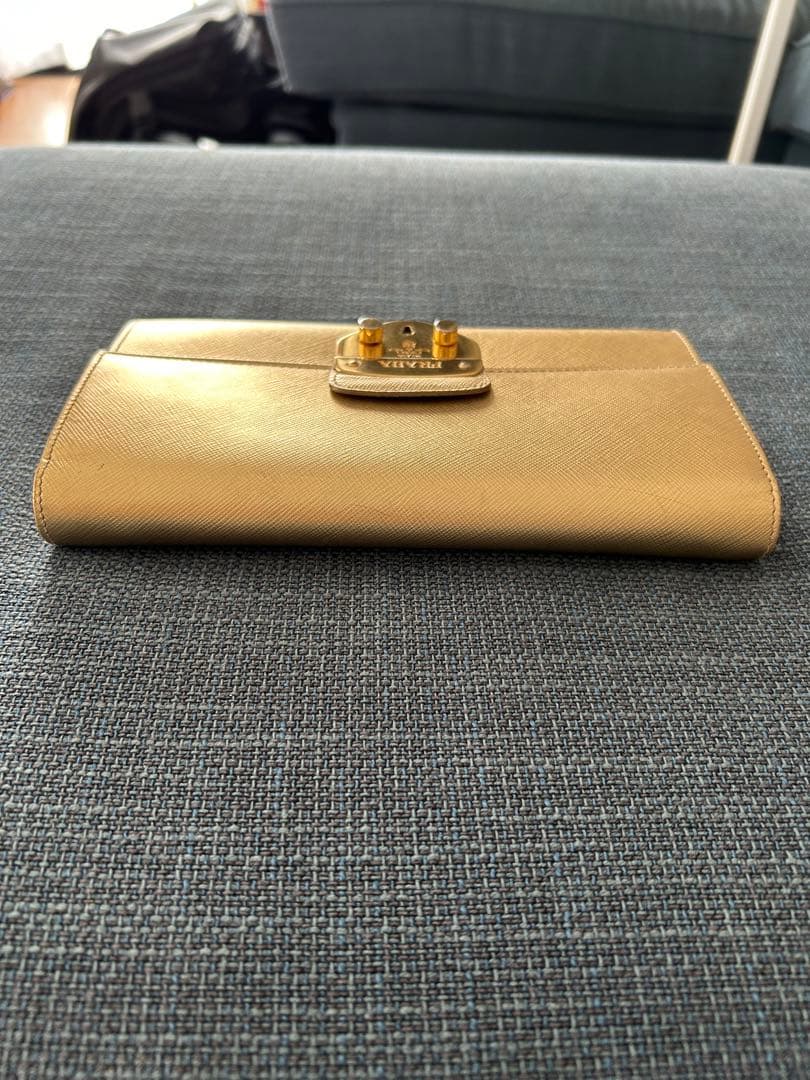 PRADA ゴールド クラッチバッグ